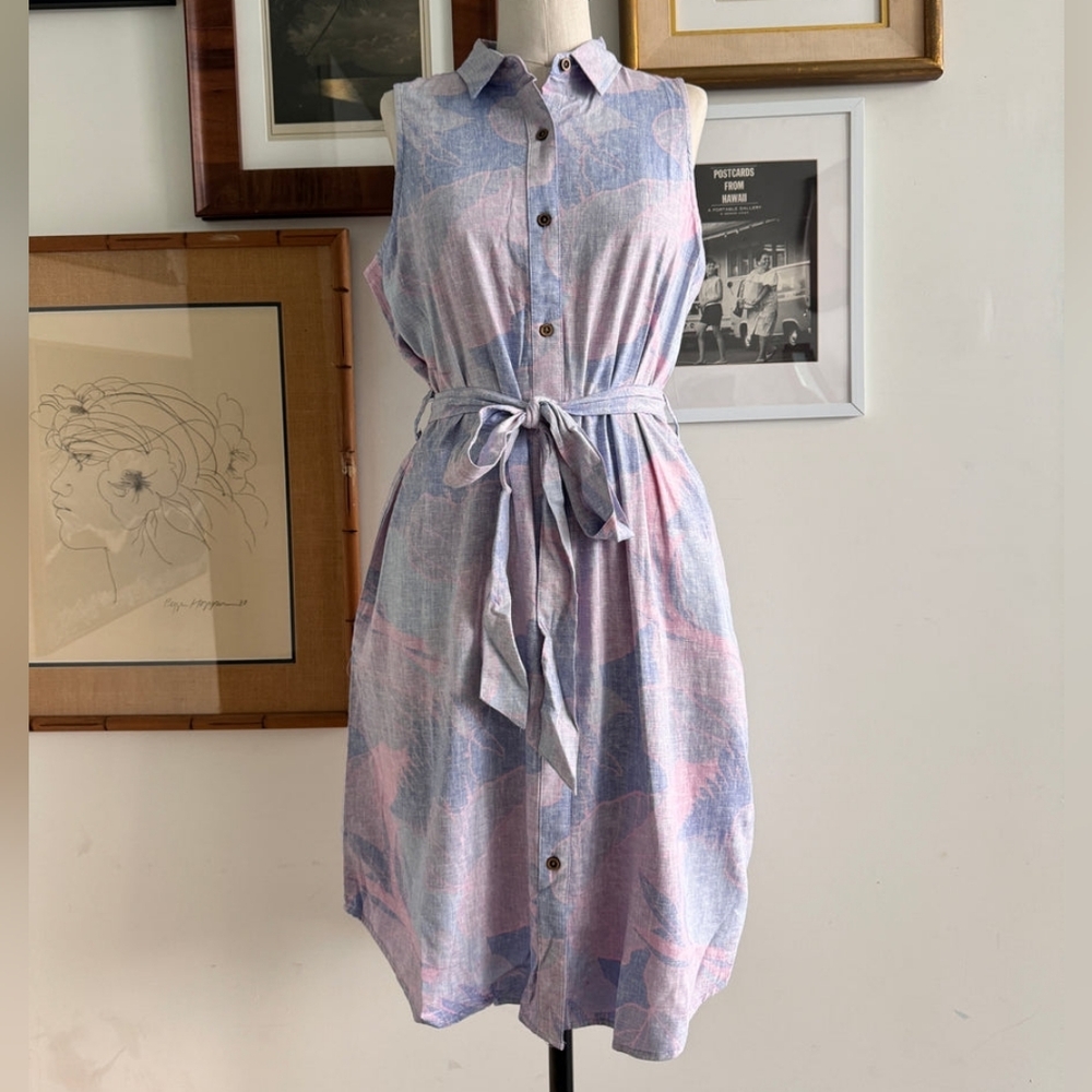 Sleeveless Pastel Button-Up Top with Subtle Floral Aloha Print Size Small